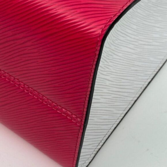 Louis Vuitton Epi Onthego MM in Grenade White Tote Shoulder Handbag - Picture 9 of 13